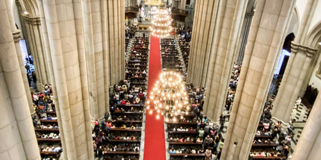 fieis-lotam catedral-da-se-em-missa-para-homenagear-papa-francisco