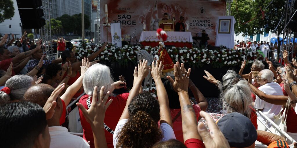 fieis-de-sao-jorge-e-ogum-ocupam-as-ruas-do-rio-em-festa-sincretica