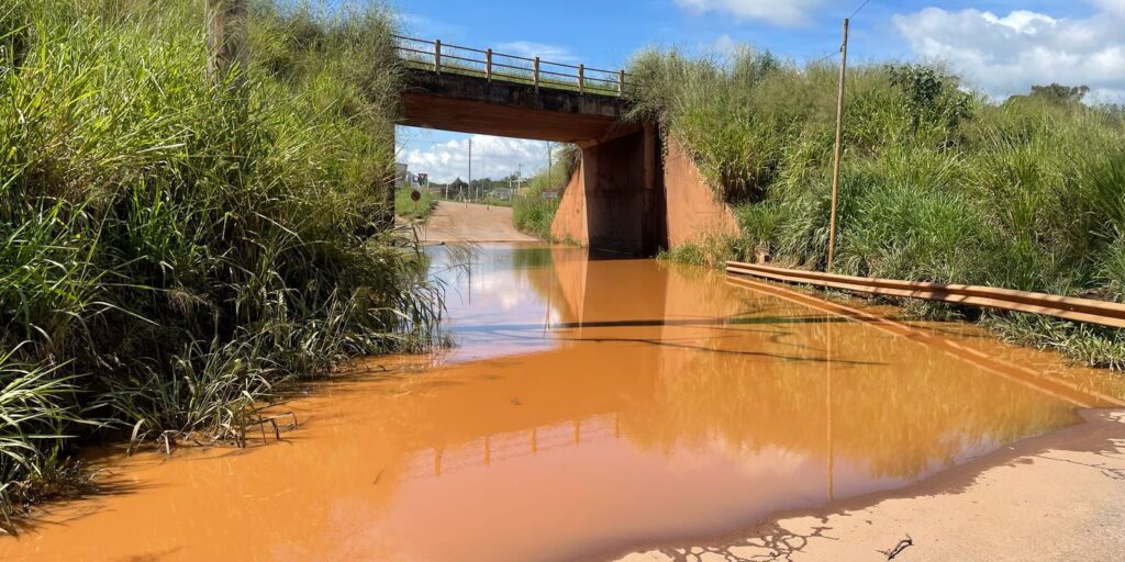 vazamento-de-agua-em-tubulacao-da-vale-mobiliza-brumadinho