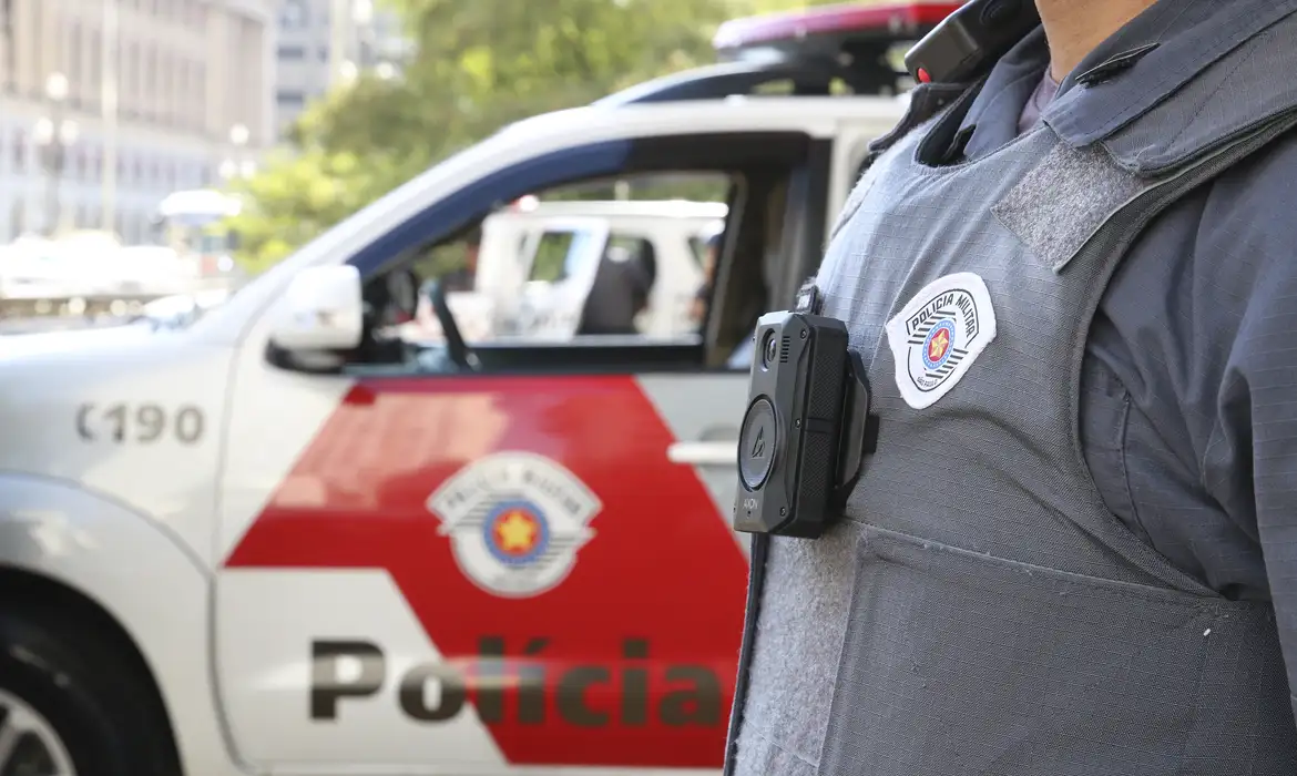 Rovena Rosa/Agência Brasil Uso de câmeras acopladas aos uniformes de policiais militares do estado de São Paulo para registro das suas ações, implementada em 18 unidades, ajudou a reduzir violência policial,trazendo resultados emblemáticos.