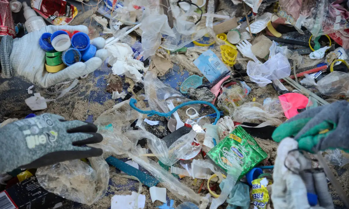 Tomaz Silva/Agência Brasil Rio de Janeiro (RJ), 16/09/2023 – No Dia Mundial de Limpeza de Rios e Praias - CleanUp Day, voluntários recolhem lixo na praia de Copacabana, na zona sul da capital fluminense. Foto: Tomaz Silva/Agência Brasil