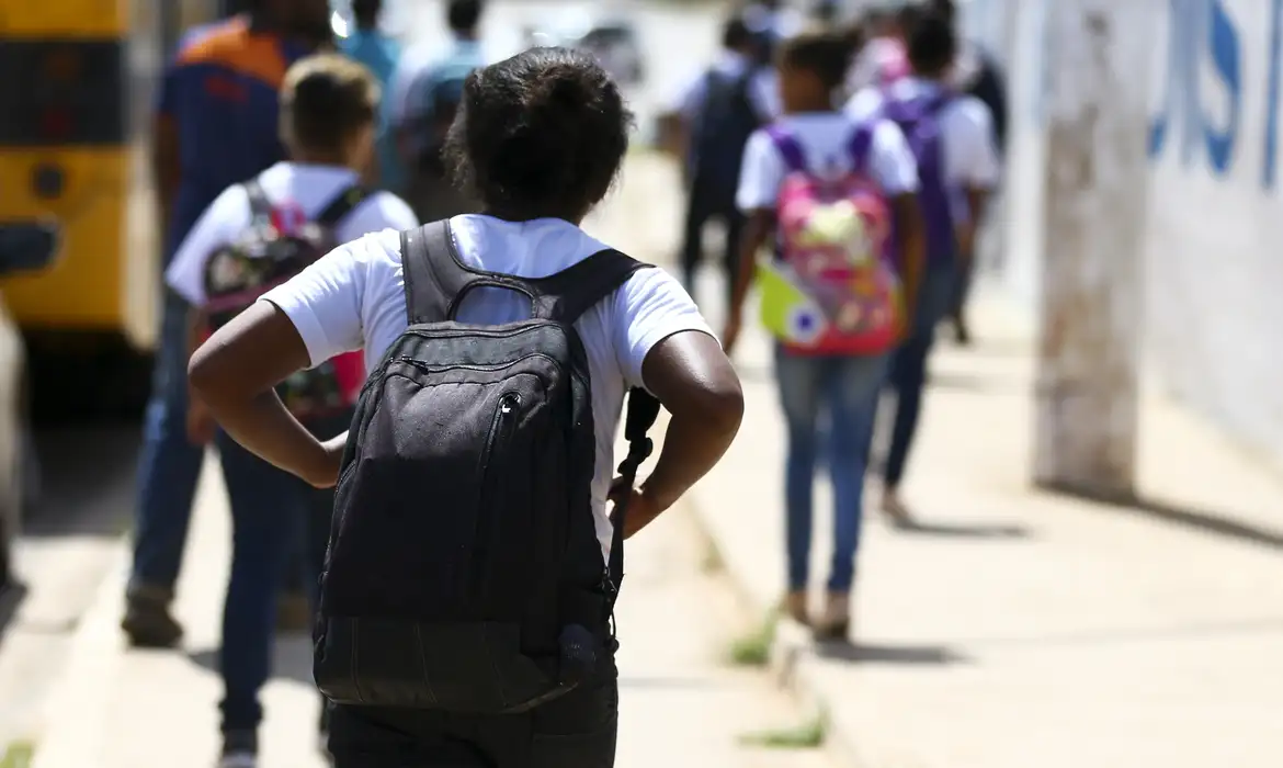 Marcelo Camargo/Agência Brasil Alunos saindo de escola na Estrutural, no Distrito Federal