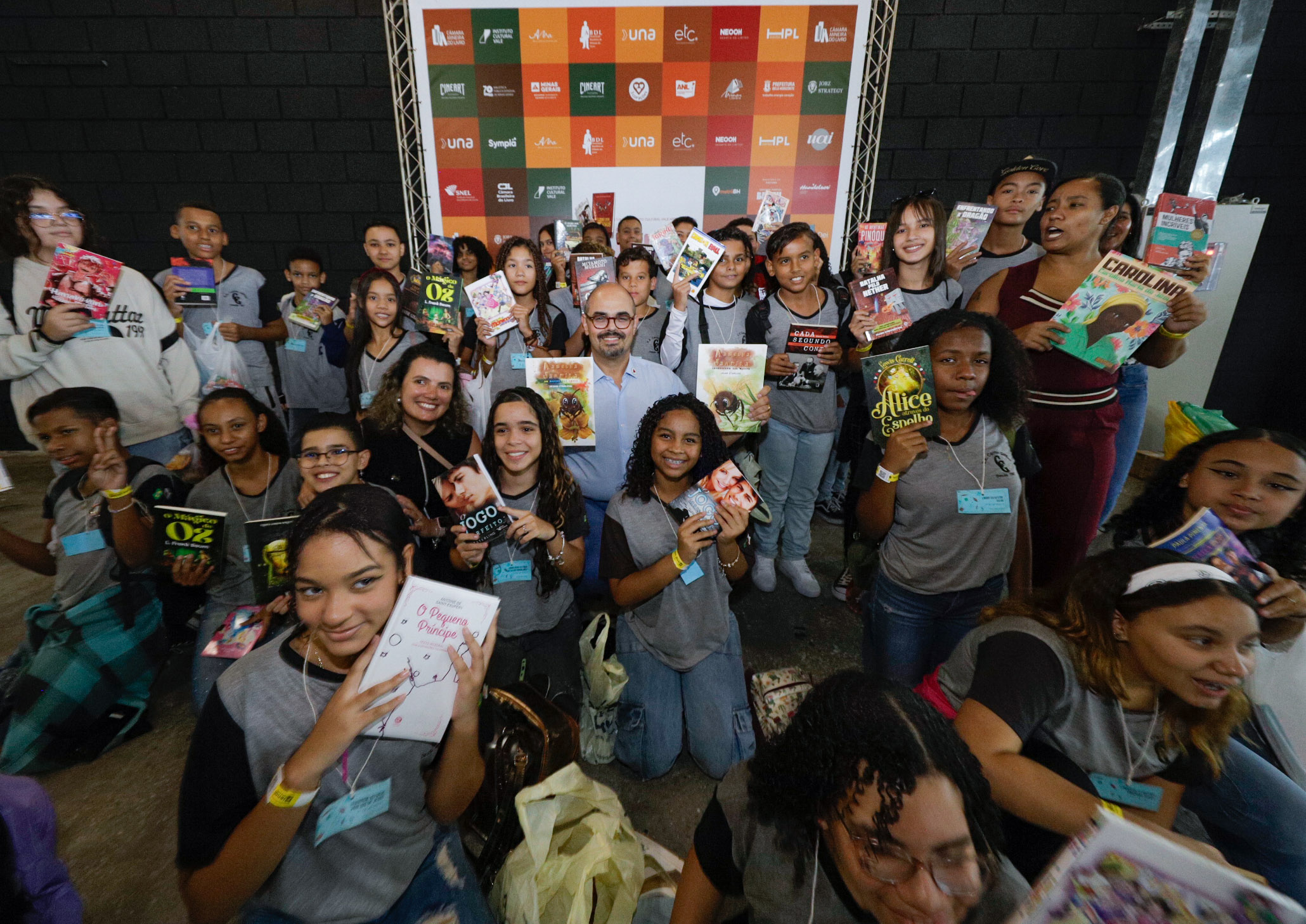 governo-de-minas-anuncia-olimpiada-de-redacao-da-rede-estadual-durante-a-bienal-mineira-do-livro