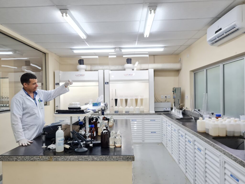 laboratorio-da-copasa-no-vale-do-aco-realiza-aproximadamente-32-mil-analises-em-2024