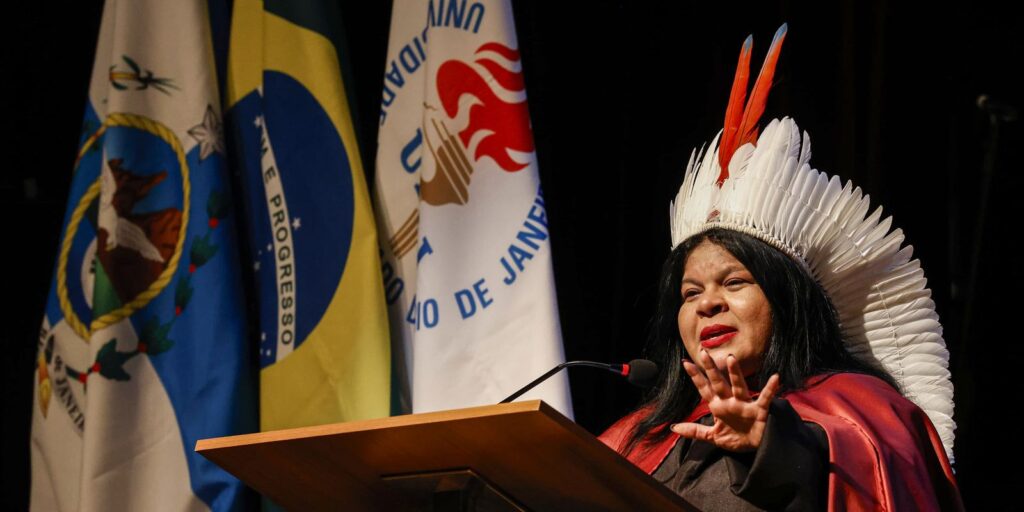 sonia-guajajara-e-a-primeira-indigena-doutora-honoris-causa-da-uerj