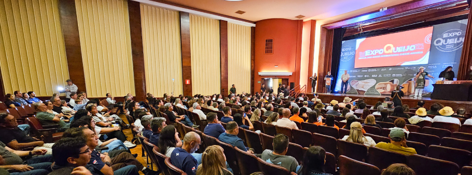 “minha-vida-ja-mudou”:-primeiro-produtor-super-ouro-do-brasil-recebe-trofeu-da-expoqueijo