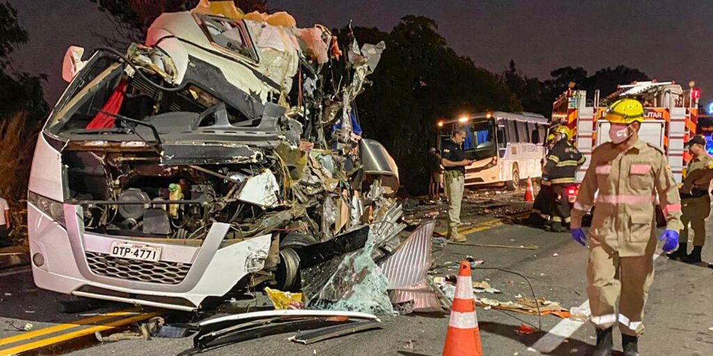 colisao-envolvendo-onibus-de-universitarios-deixa-cinco-mortos-em-go