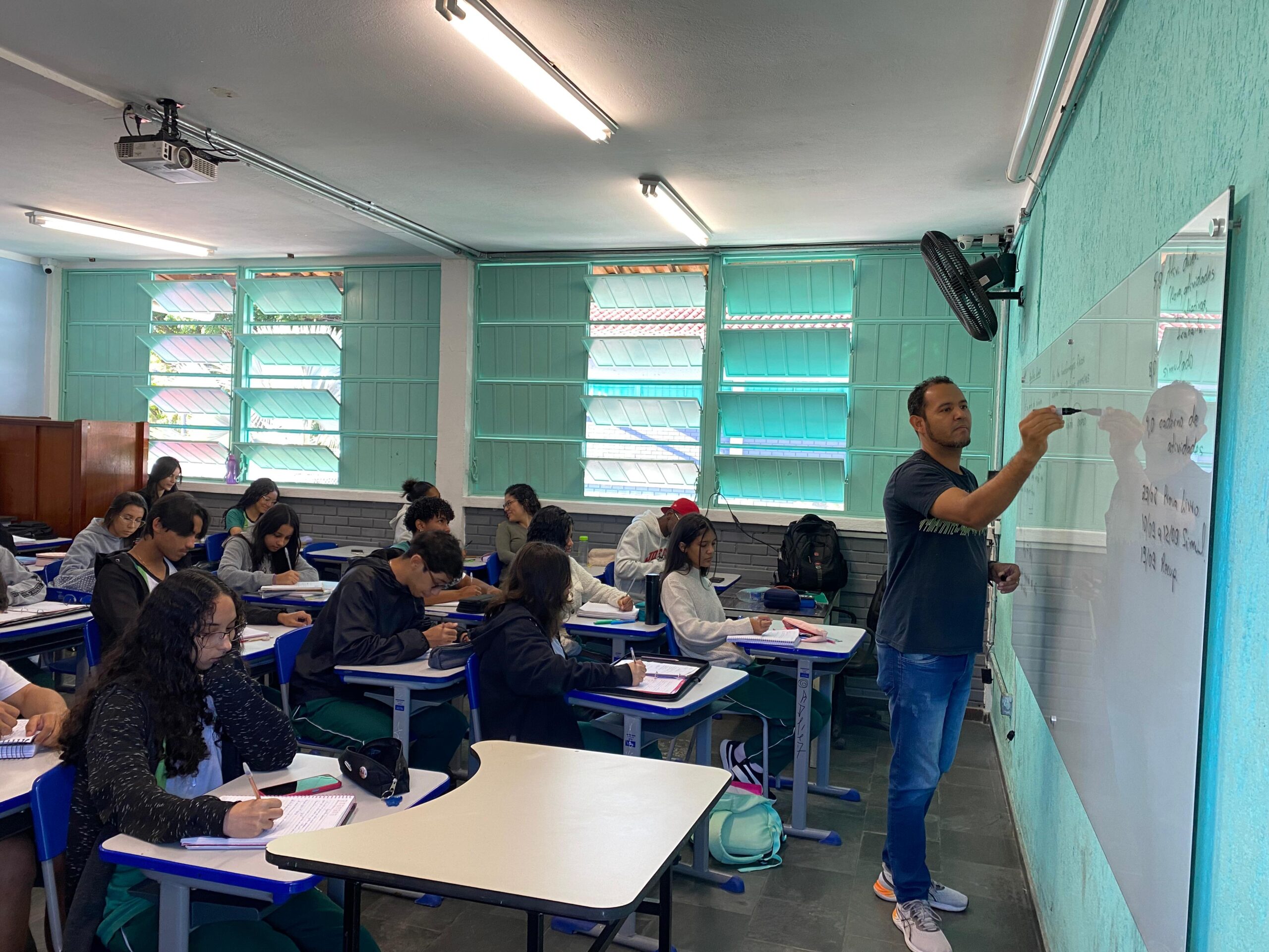 governo-de-minas-publica-quase-4-mil-atos-de-progressao-e-promocao-na-carreira-de-servidores-da-educacao