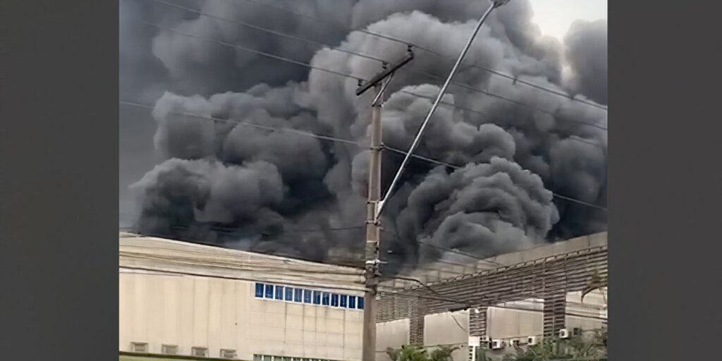 incendio-atinge-galpoes-comerciais-em-barueri,-na-grande-sao-paulo