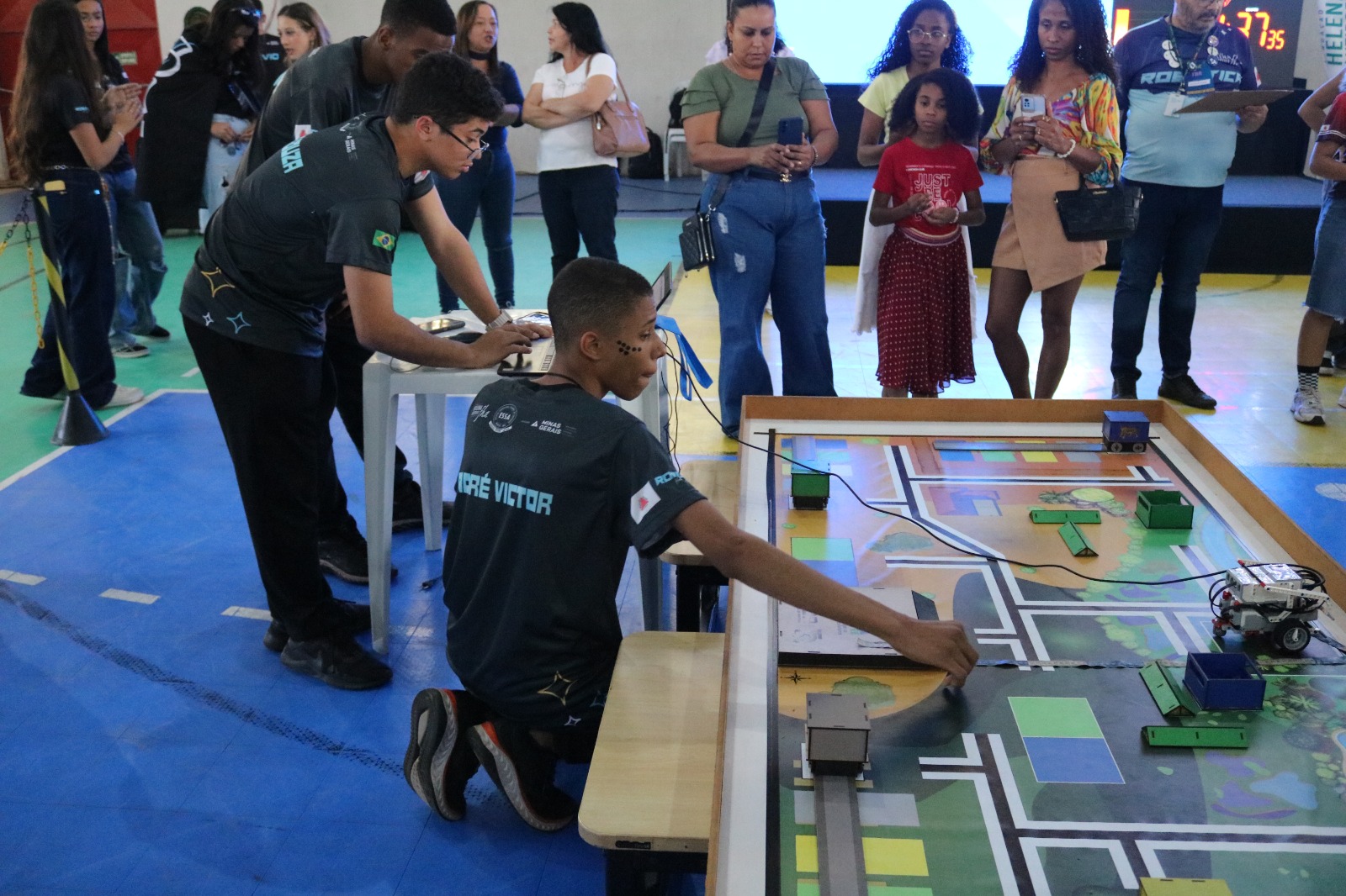 estudantes-da-rede-estadual de-ibirite-garantem-vaga-em-nova-etapa-de-torneio-de-robotica