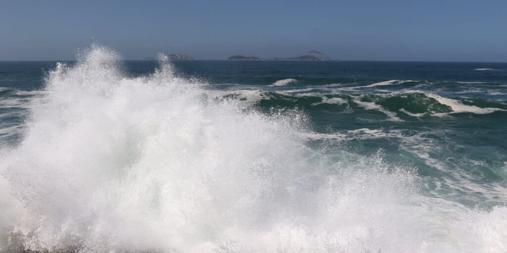 marinha-mantem-alerta-de-ondas-fortes-no-rio-ate-quinta-feira