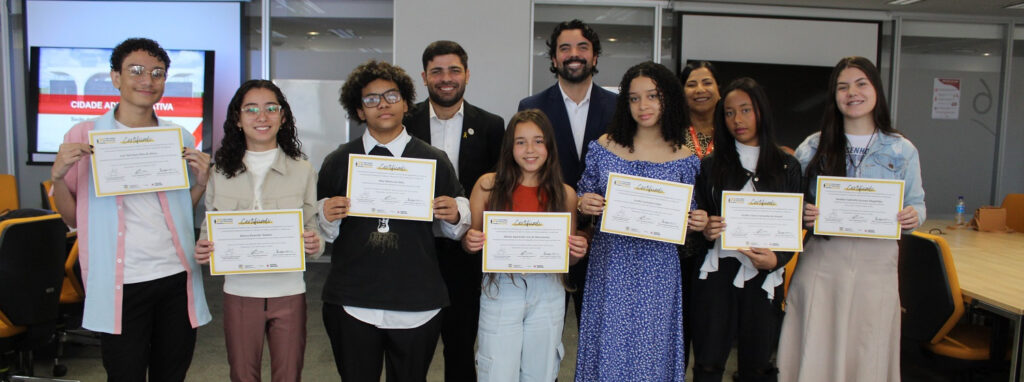 estudantes-de-varias-cidades-de-minas-recebem-premio-do-concurso-de-redacao-maio-amarelo