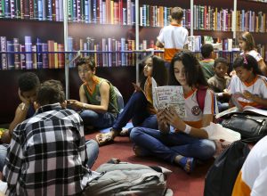 estudantes-e-professores-da-rede-publica-estadual-vao-receber-vales-livros-para-participar-da-bienal-mineira-do-livro-2025 