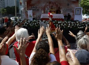 fieis-de-sao-jorge-e-ogum-ocupam-as-ruas-do-rio-em-festa-sincretica