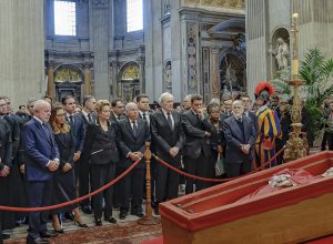 lula-e-comitiva-desembarcam-em-roma-para-funeral-do-papa-francisco