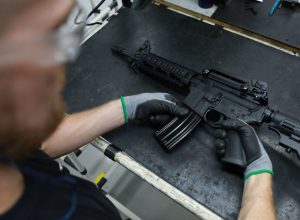 pm-do-rio-apreende-fuzis-e-granadas-em-acao-contra-o-crime-organizado