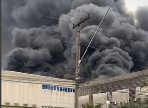 incendio-atinge-galpoes-comerciais-em-barueri,-na-grande-sao-paulo
