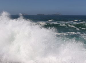 marinha-mantem-alerta-de-ondas-fortes-no-rio-ate-quinta-feira