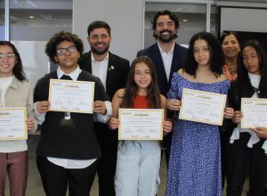 estudantes-de-varias-cidades-de-minas-recebem-premio-do-concurso-de-redacao-maio-amarelo