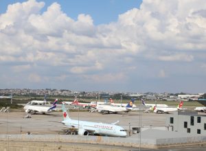 avioes-quase-batem-durante-taxiamento-no-aeroporto-internacional-de-sp