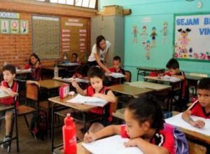 aluno_sala_de_aula_professor_escola_-_colegio_estudante_-Omar_Freire_-_Imprensa_MG_2-e1681470238156