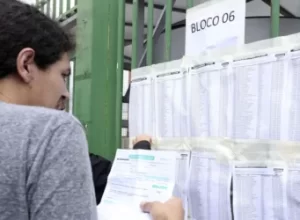 estudante_confere_lista_do_enem_-_foto_valter_campanato-arquivo_agencia_brasil_0-e1706877306167