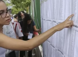 estudante_confere_lista_do_enem_-_foto_valter_campanato-arquivo_agencia_brasil_2-e1706749871892